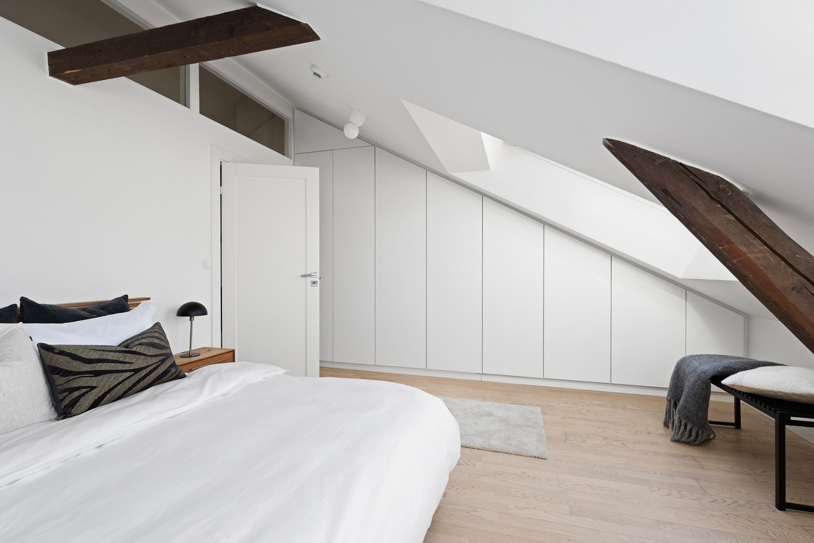 God plass til lagring av klær og diverse i innebygde garderobeskap på hovedsoverommet Galleribilde