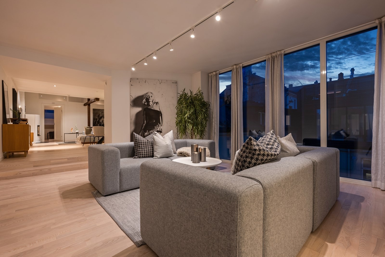 Leiligheten har store vindusflater som gir rikelig med naturlig lysinnslipp Galleribilde