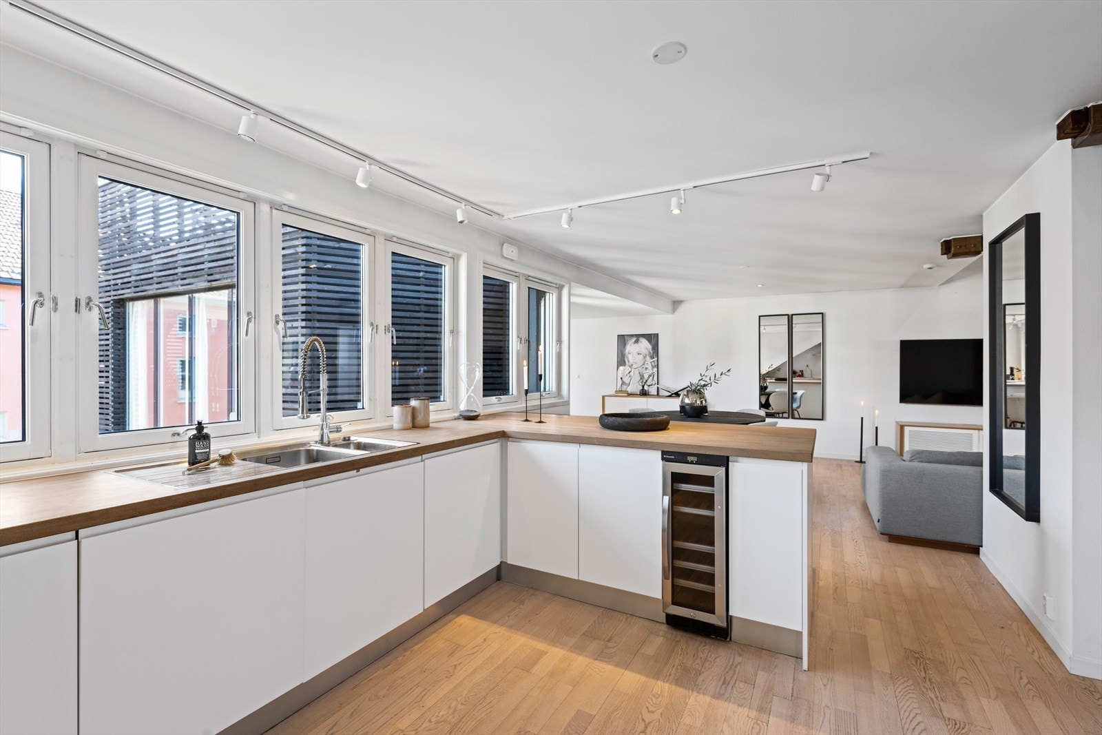 Integrert kjøleskap med fryser, komfyr, 80 cm induksjonstopp, vinskap og oppvaskmaskin. Galleribilde