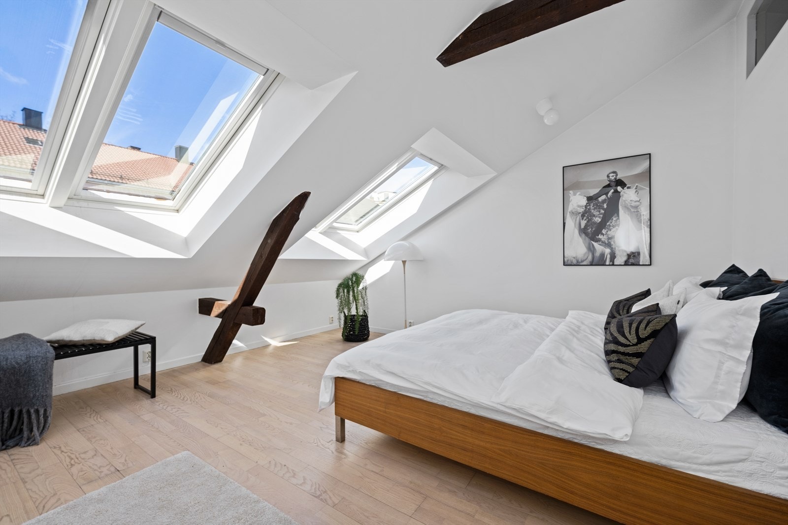 Romslig hovedsoverom med store vinduer! Galleribilde