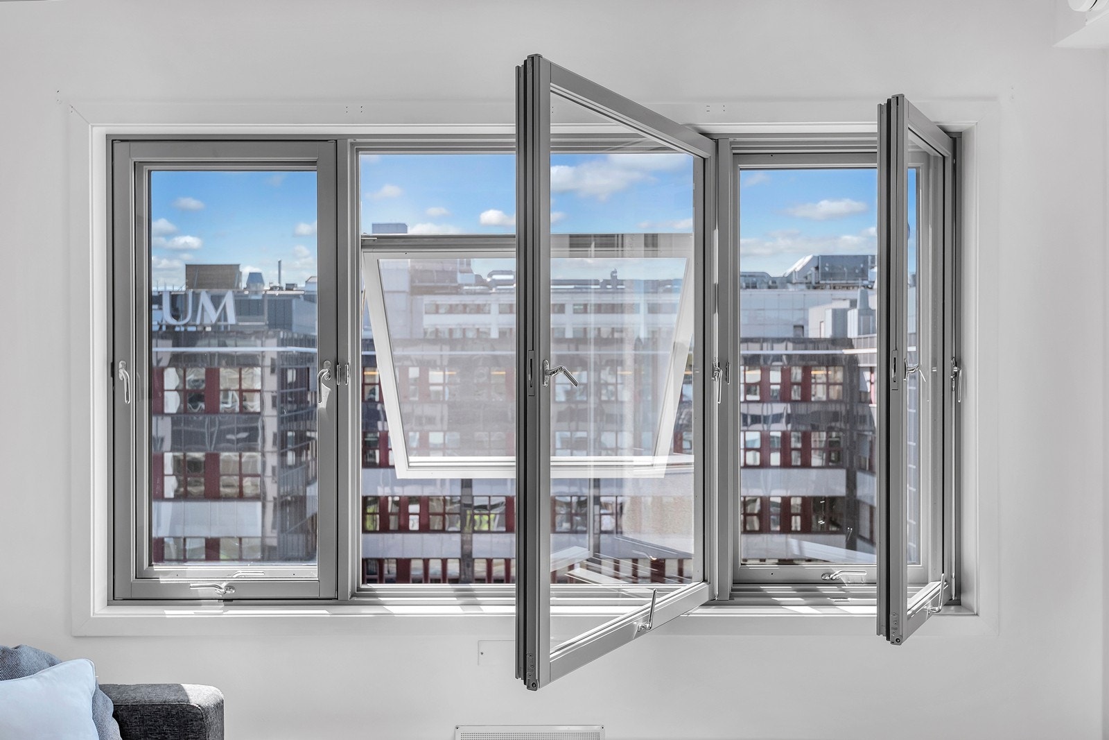 Stuevinduene er bygget med et innvendig vindu med et lags glass for lydisolering Galleribilde