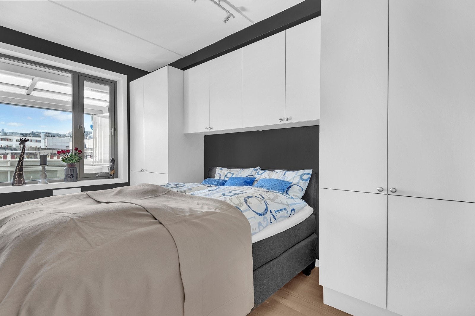 Romslig og luftig soverom med plass til stor dobbeltseng Galleribilde