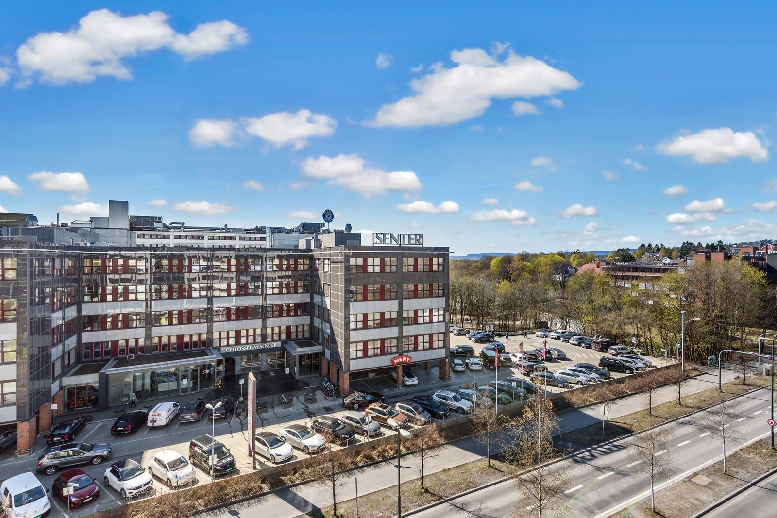 Leiligheten ligger høyt og fritt i forhold til bebyggelsen vis a vis Galleribilde