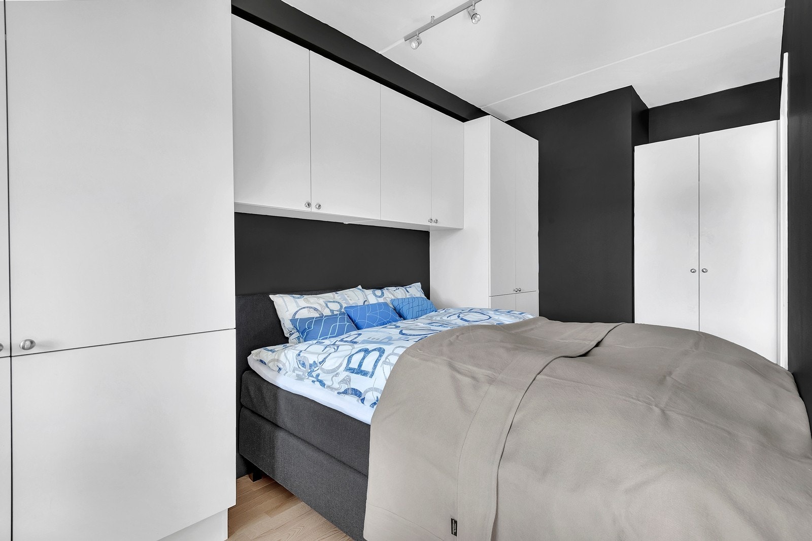 Rikelig med garderobeskap rundt sengen medfølger salget Galleribilde