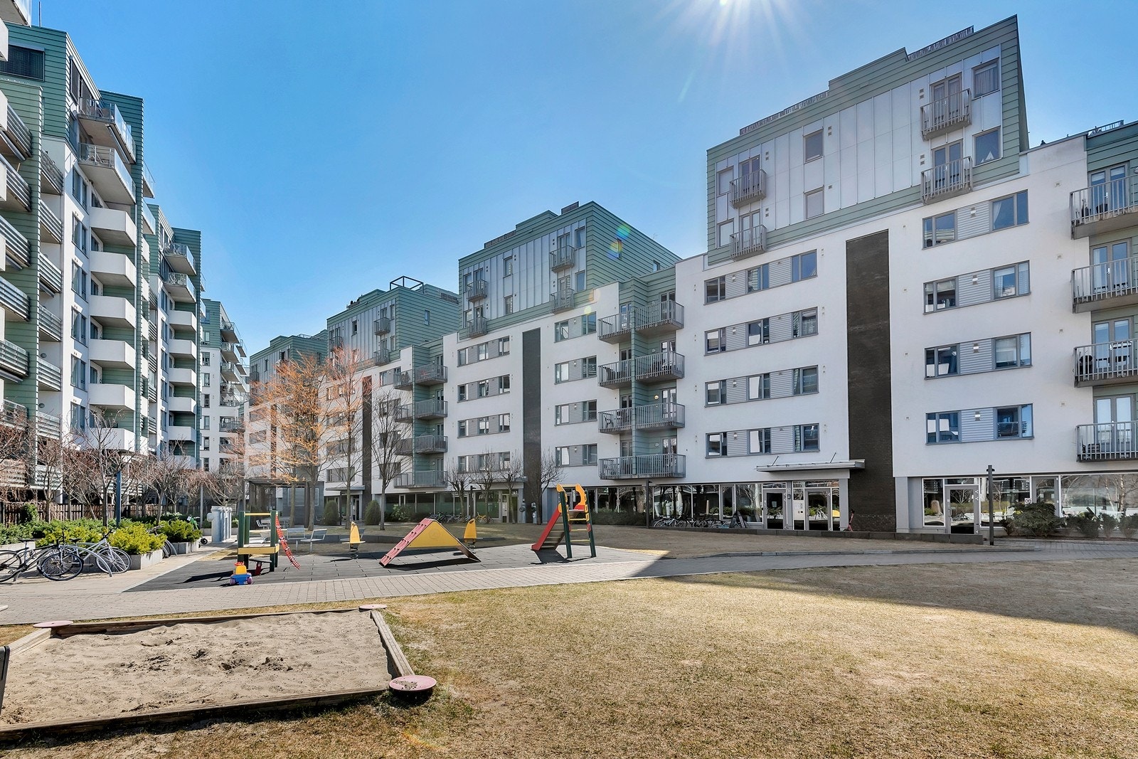 Borettslaget er medeier i et sameie med Sørkedalsveien 7 og 11. Disse deler flotte parkmessig utearealer mellom blokkene, en etasje over gateplan. Galleribilde