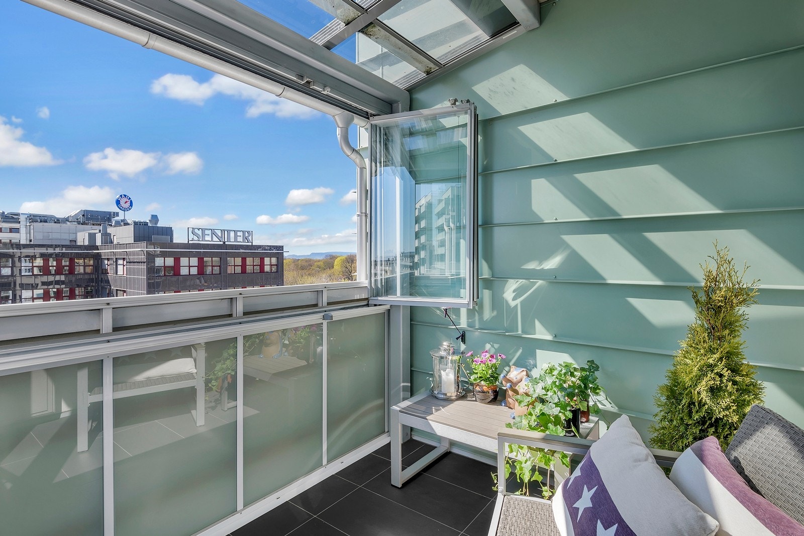 Sørvendtvendt innglasset balkong på 4 m², med utgang fra stuen Galleribilde