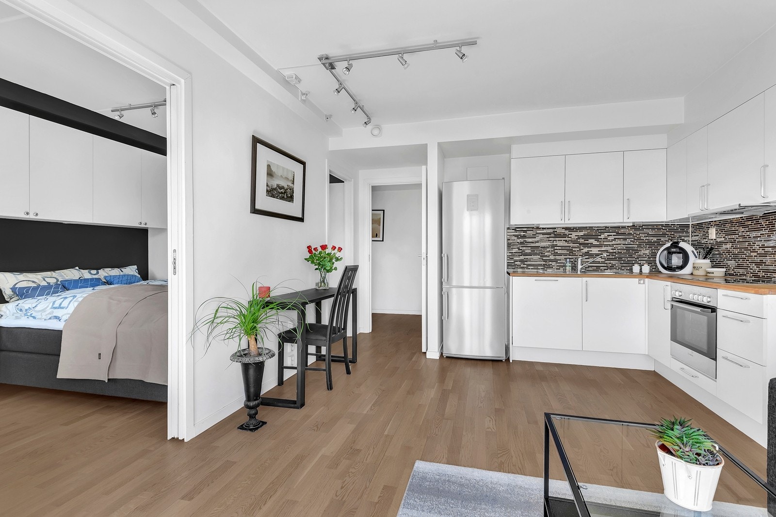 Integrert i kjøkkeninnredningen er oppvaskmaskin, ovn og platetopp. Nisje til kjøl-/fryseskap som også medfølger Galleribilde