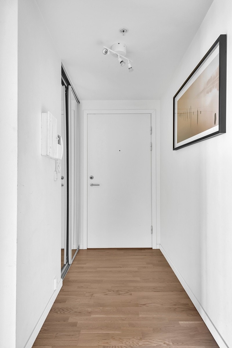 Romslig og hyggelig entré med stor skyvedørsgarderobe samt plass til frittstående skap/kommode i tillegg. Galleribilde