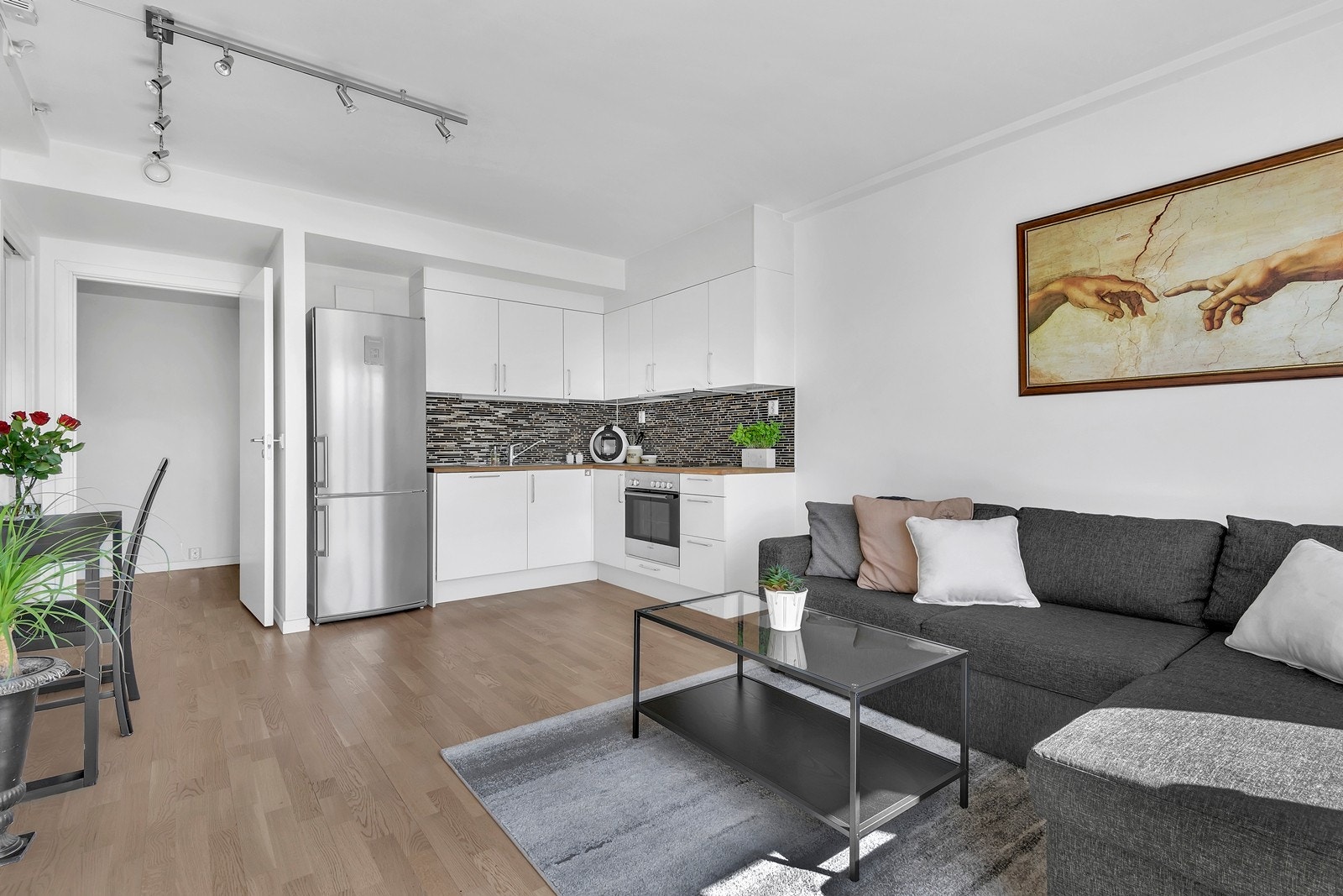 Leiligheten oppleves som lys og delikat med et moderne preg Galleribilde