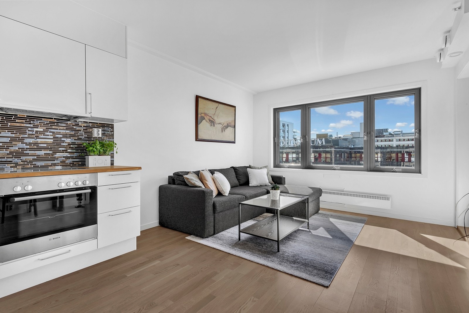 Andelsleilighet med sørvendt, innglasset balkong beliggende i 6. etasje i et bygg fra 2008 Galleribilde