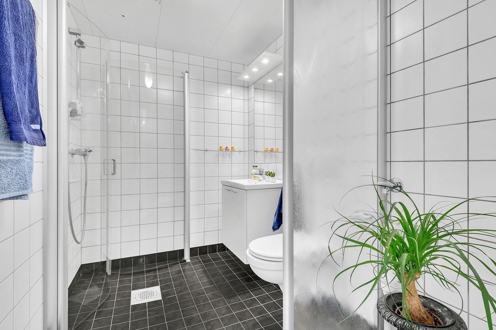 Pent flislagt bad med varmekabler og opplegg for vaskemaskin Galleribilde