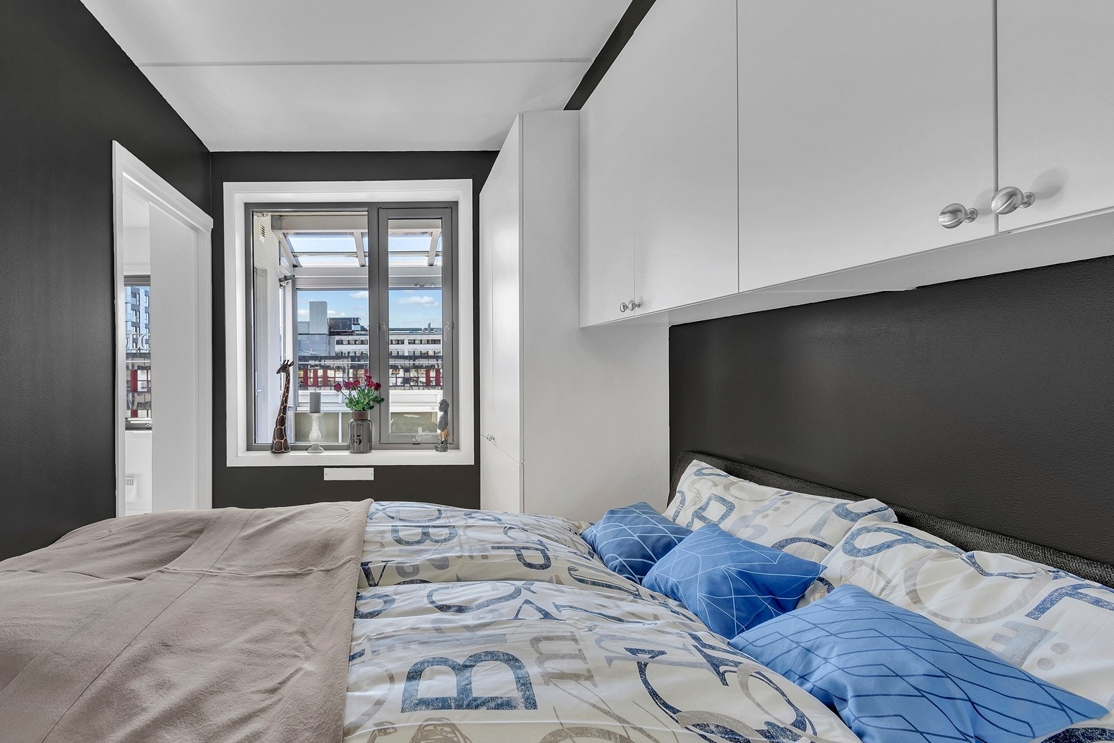 Lys og luftig leilighet med store vinduer og fritt utsyn Galleribilde