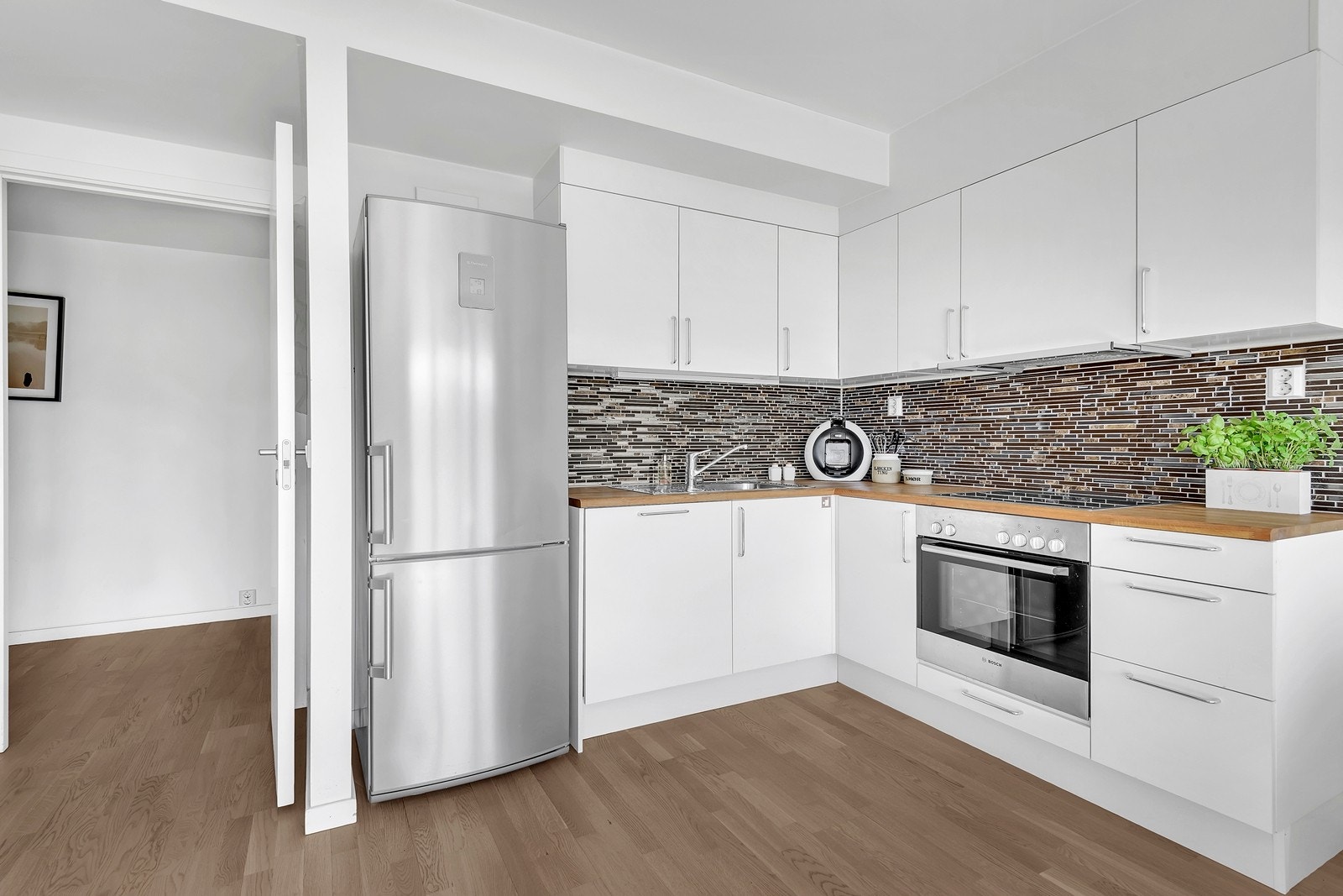 Moderne kjøkken i åpen løsning mot stuen Galleribilde