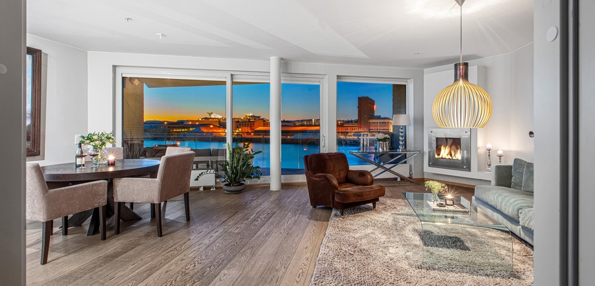 Leiligheten har en lys og luftig stue/spisestue som er naturlig inndelt i brukssoner. Galleribilde