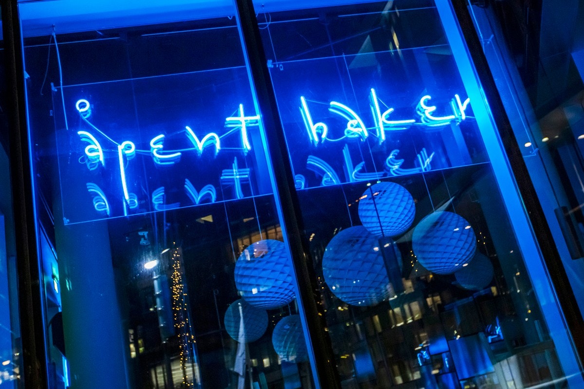 Åpent Bakeri ligger rett over broen mellom odden og holmen. Et håndverksbakeri med nystekte brød, rundstykker, skolebrød og kanelboller samt kaffebar. Galleribilde