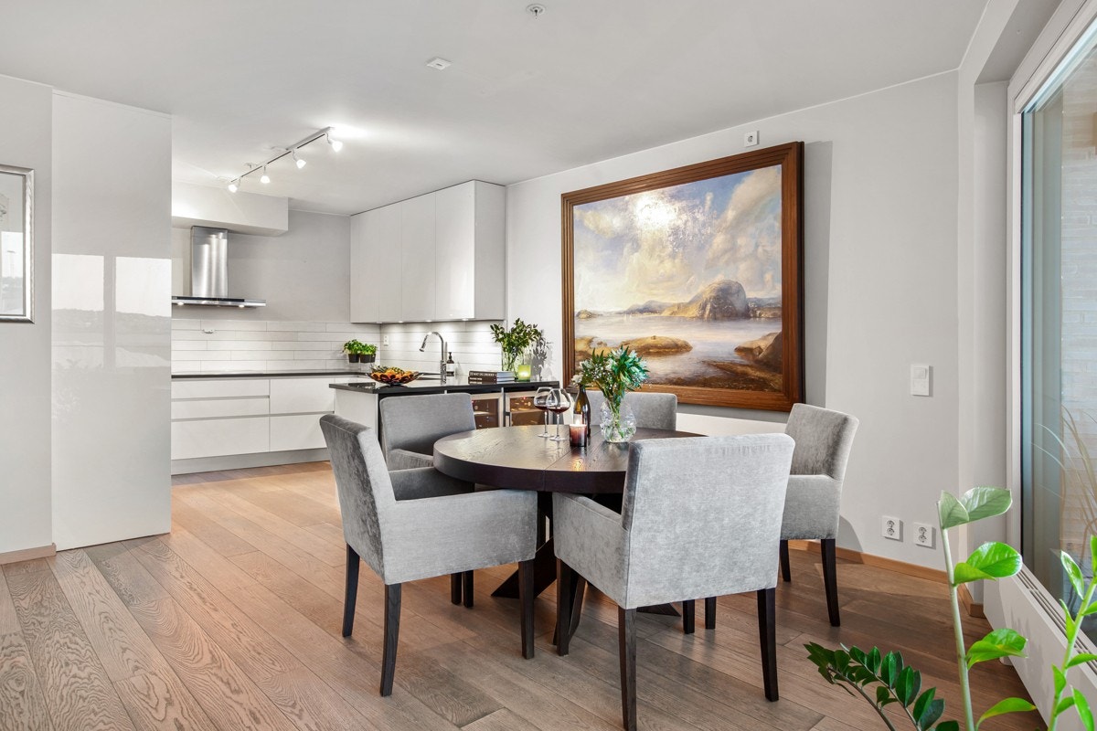 Leiligheten har åpen løsning mot spisestuen og stuen. Galleribilde