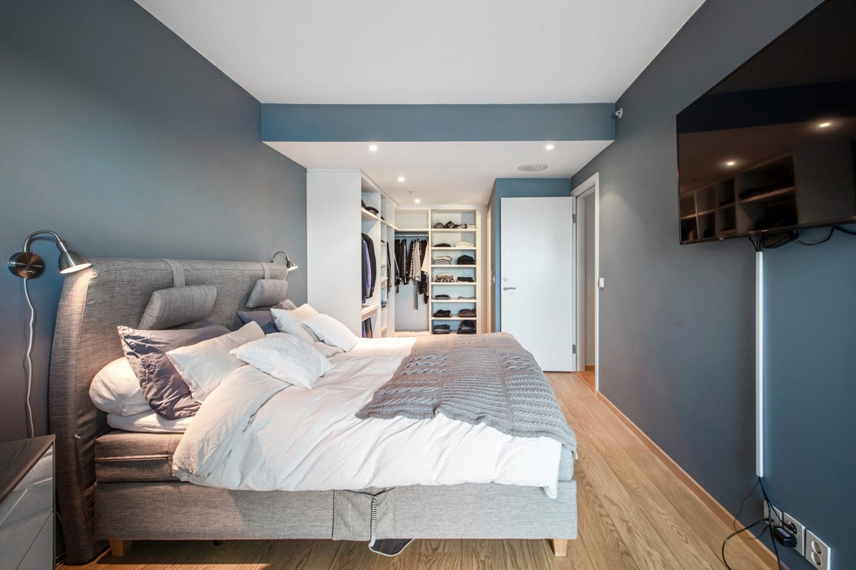 Romslig garderobe på hovedsoverommet. Galleribilde