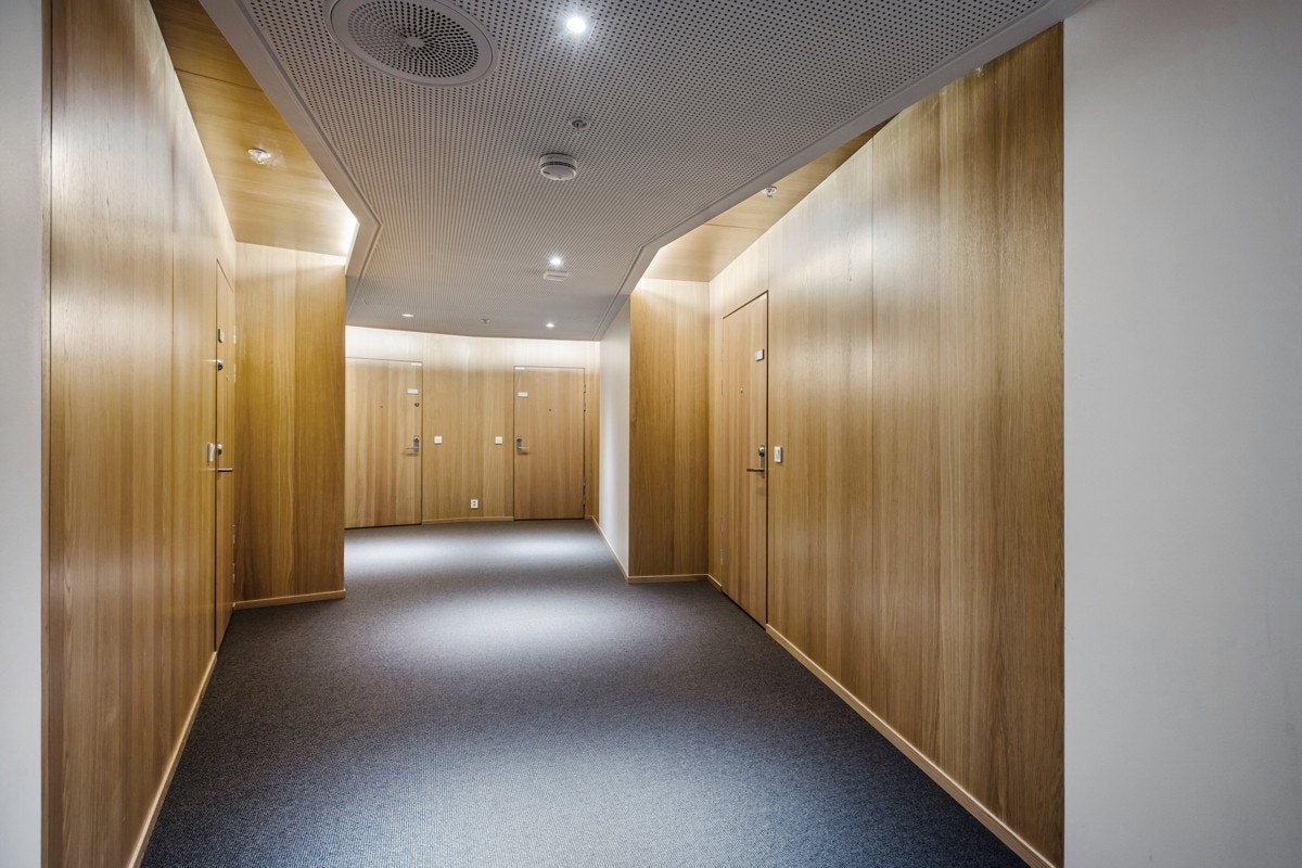 Gangen og fellesarealene utenfor leiligheten er svært påkostet med eikepaneler på veggene, lydhimling med downligts, samt slitesterke og støydempende tepper på gulvene. Galleribilde