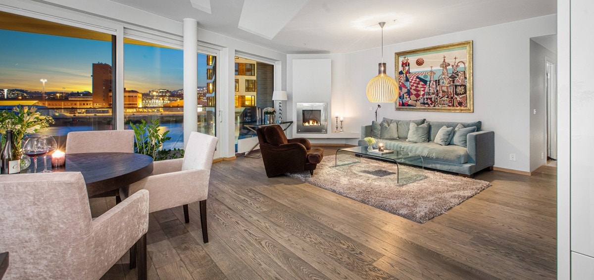 Leiligheten har en lys og luftig stue/spisestue med skyvedør ut til den store balkongen. Galleribilde