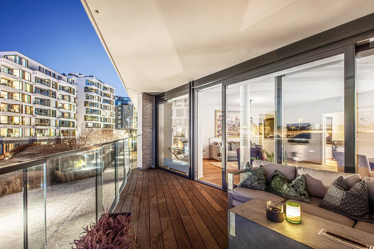 Den største balkongen har adkomst fra stuen, via stor skyvedør i glass. Galleribilde
