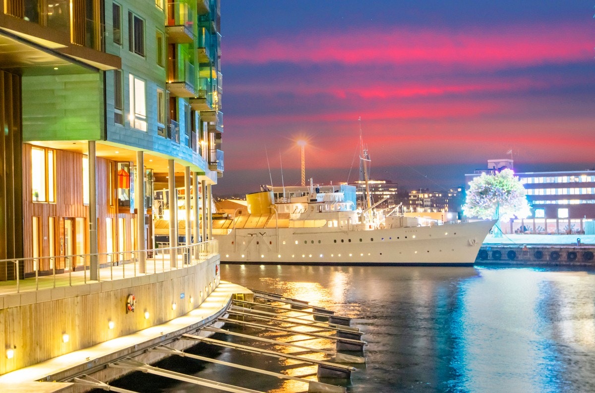Kanalen mellom odden og holmen lyses opp av kunstinstallasjonen "Tree of Teneré", som er utstyrt med 125.000 led-lys i et fargerikt varierende lysspill. Kongeskipet har sin vinterhavn Filipstad - alt til glede for besøkende og fastboende. Galleribilde
