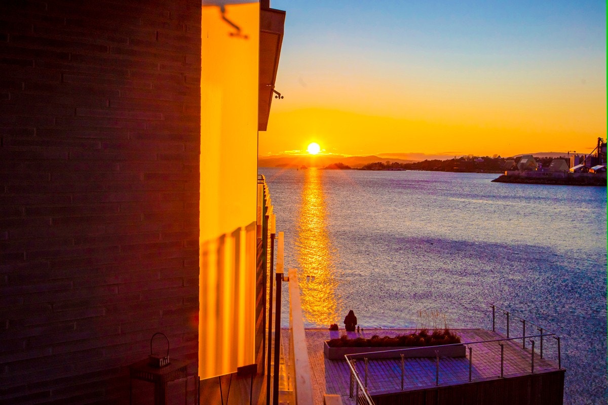 Lekker sideleilighet mot front, ytterst med sen kveldssol. Galleribilde