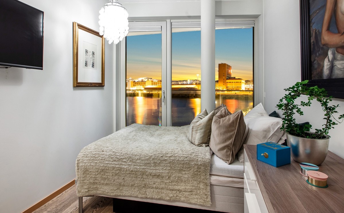 Fra soverom 2 kan man nyte utsikten mot sjøen og har egen utgang til balkong. Galleribilde