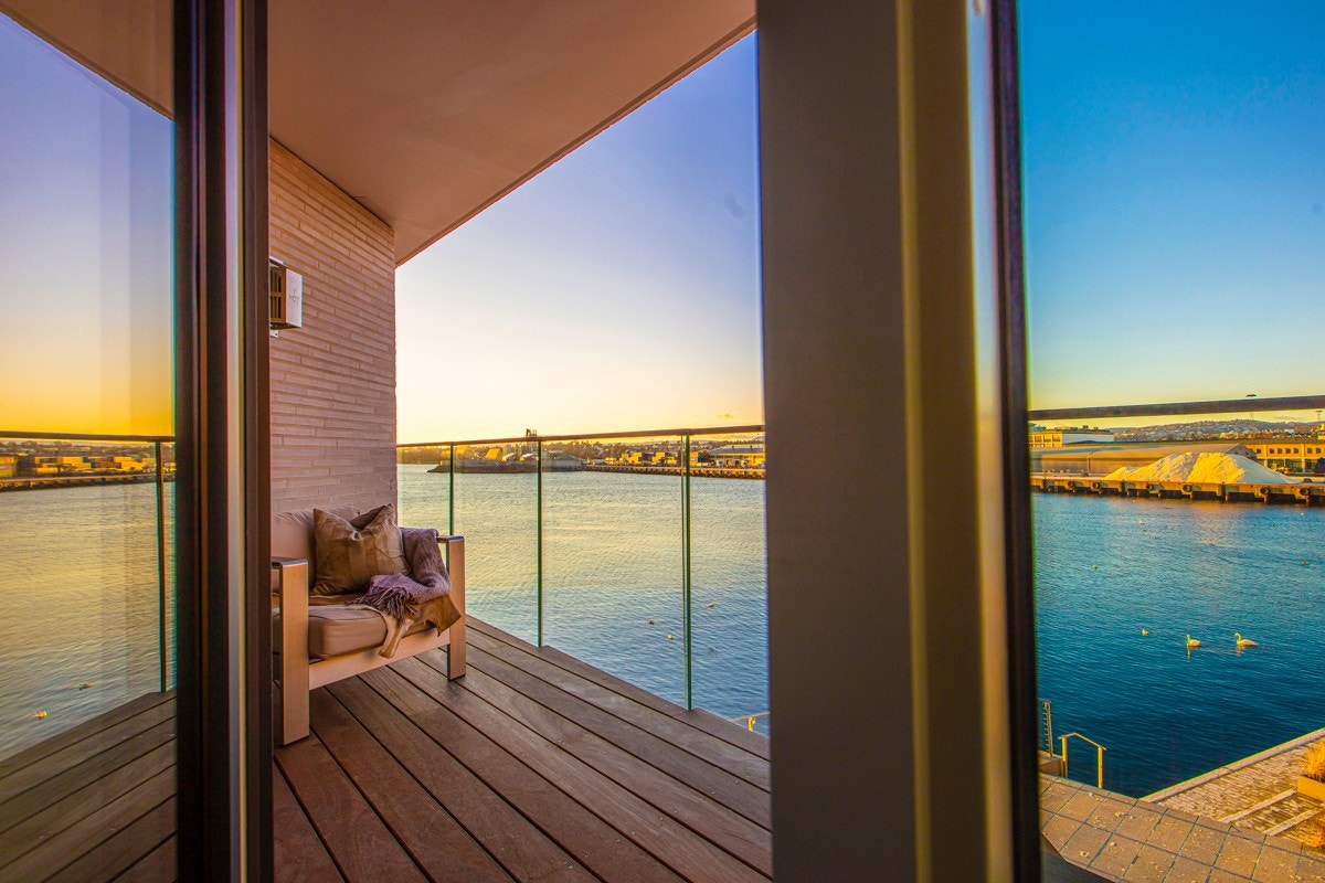 Den mindre av de to balkongene har adkomst far soverom 2 og fra soverom 3. Galleribilde