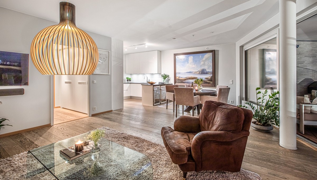 Stue med delvis åpen kjøkkenløsning. Galleribilde