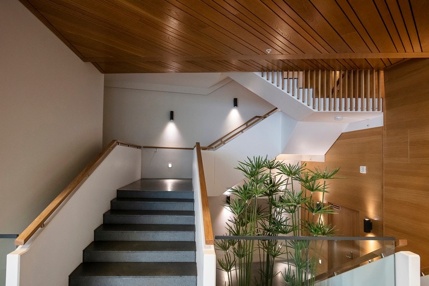 Inngangspartiet og fellesarealene i vestibylen, er svært påkostet med god himlingshøyde, eikepaneler på veggene, samt lekker granitt på gulvet. Velkommen til Kavringen Brygge 3. Galleribilde