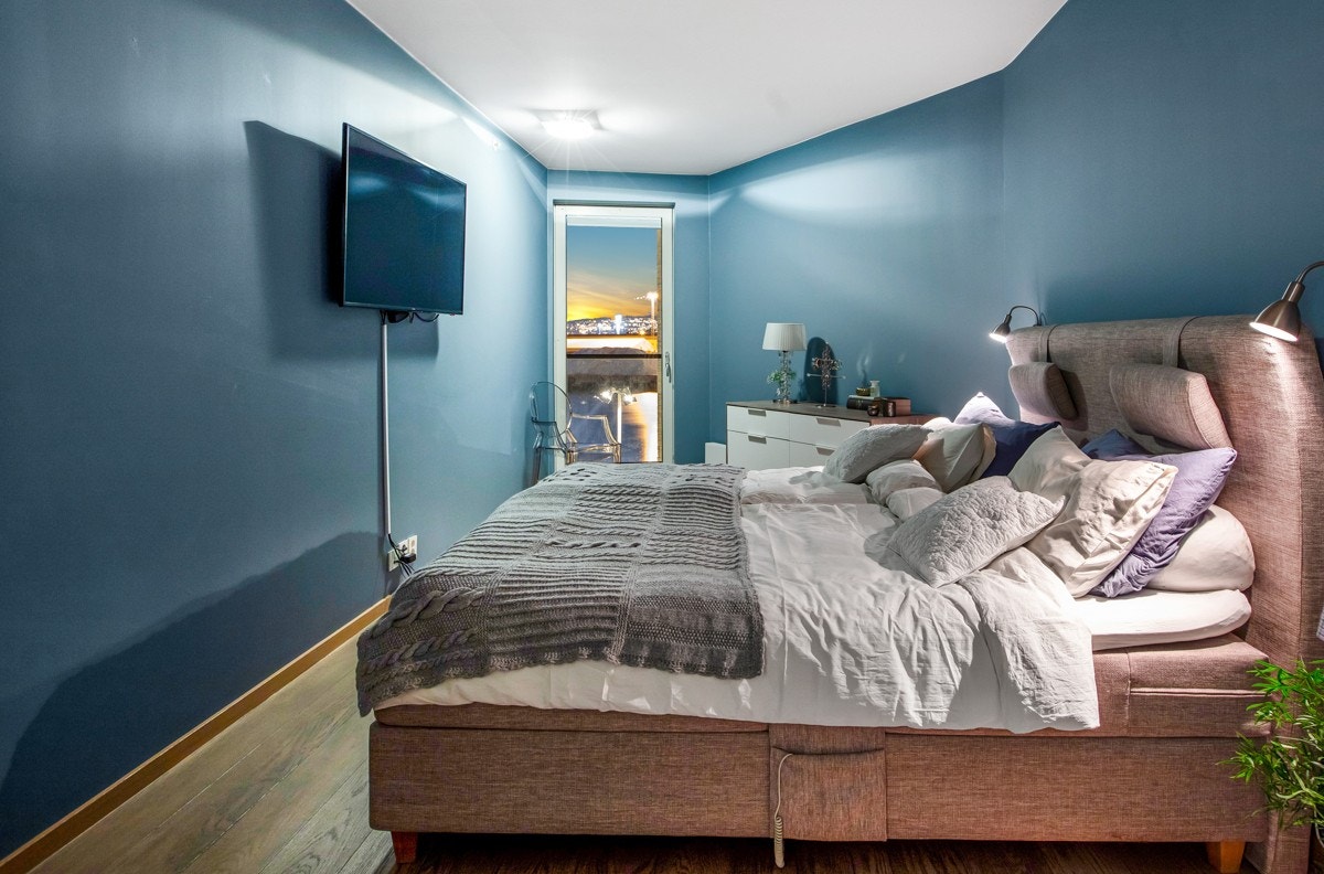 Fantastisk utsikt utover sjøen fra hovedsoverommet. Galleribilde