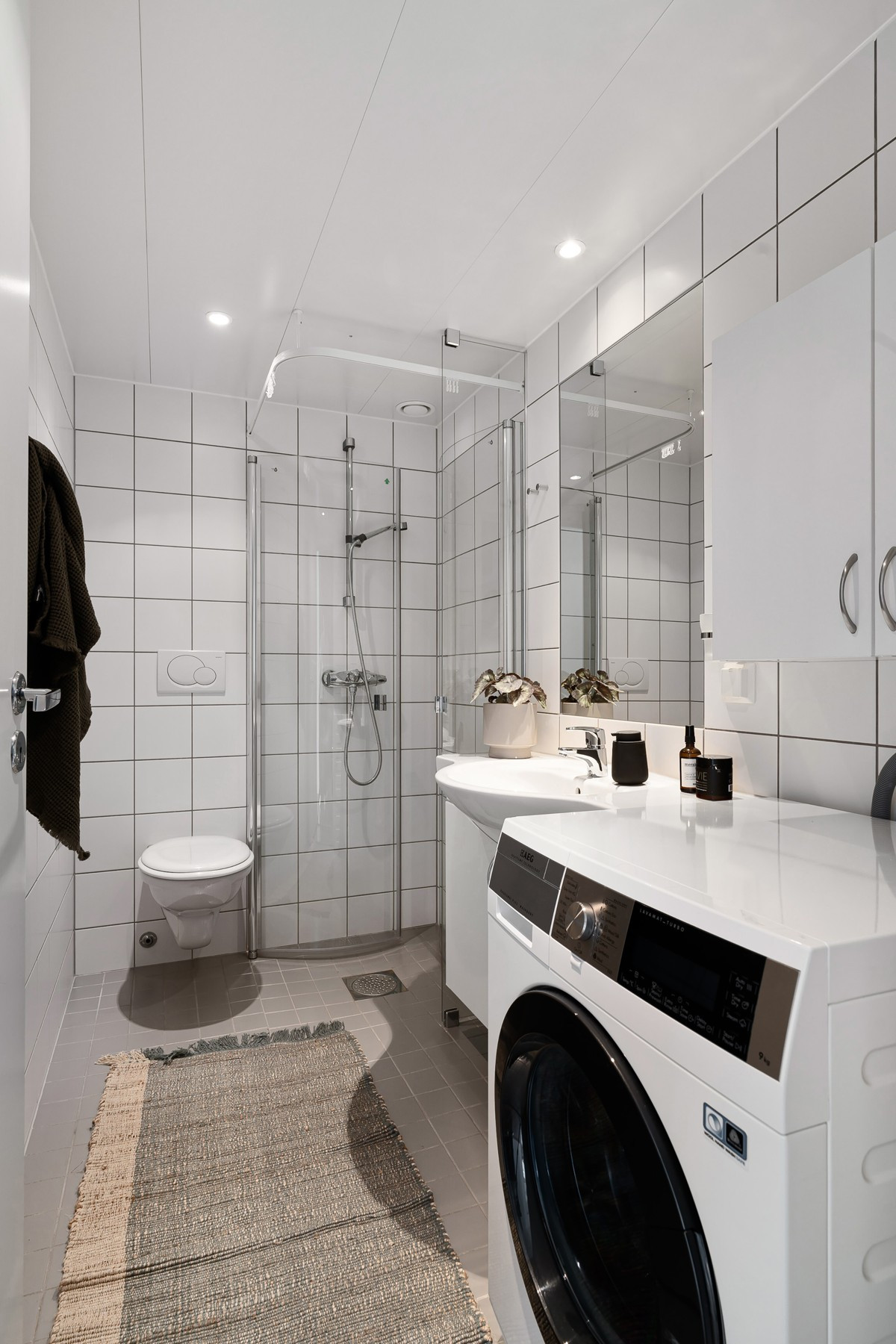 Romslig bad med god plass til vaskemaskin