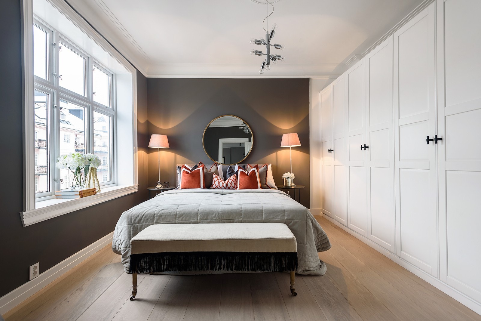 Hovedsoverom med god plass til stor seng og rikelig med garderobeskap Galleribilde