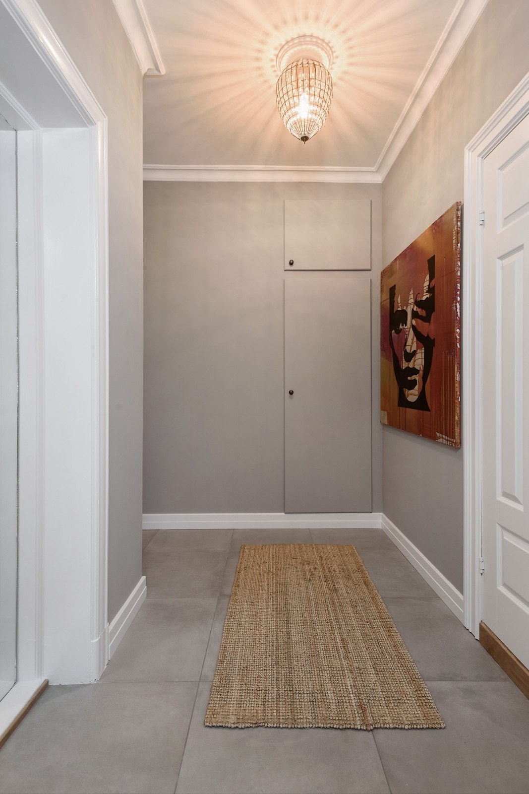 Gang med opplegg for vaskesøyle i skap. Galleribilde