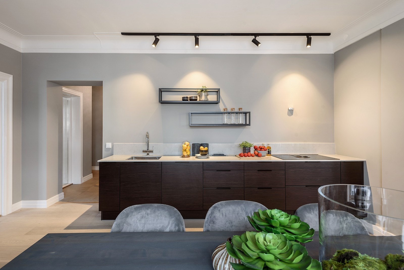 Godt med skap-og benkeplass Galleribilde