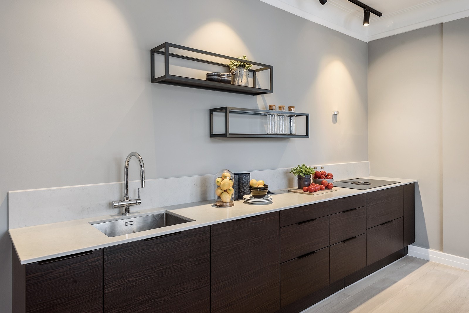 Lekker innredning fra HTH med tapwell armatur, integrerte hvitevarer og lekker benkeplate Galleribilde