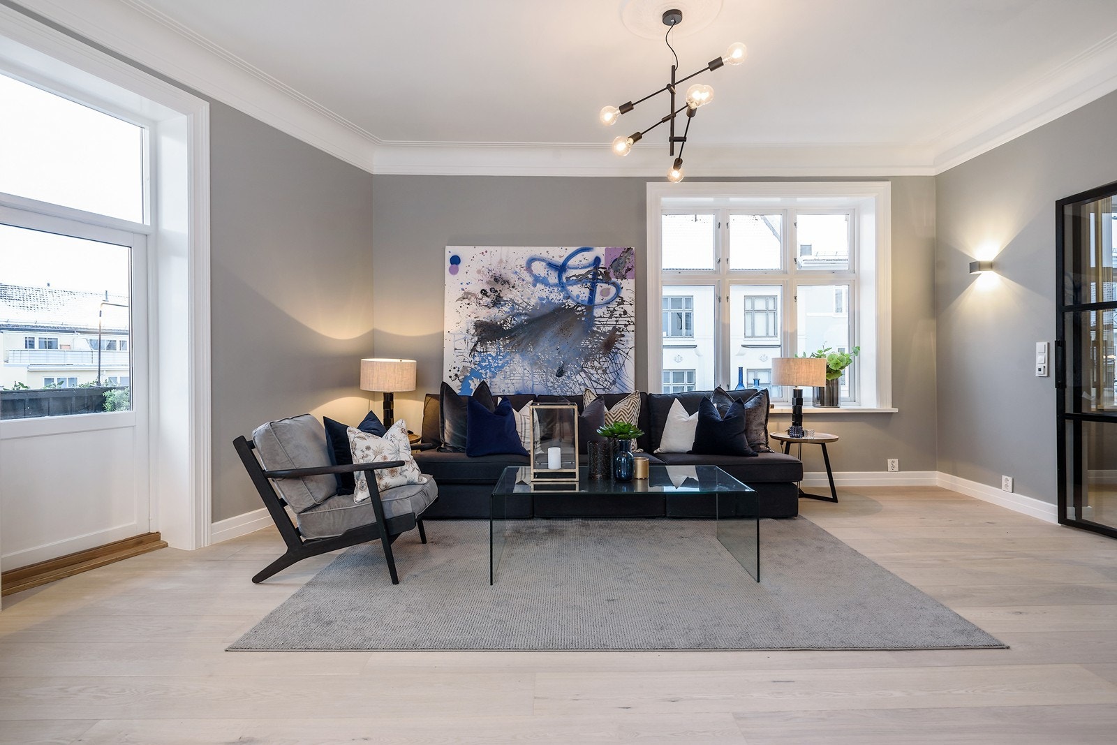 God plass til flere sittegrupper Galleribilde