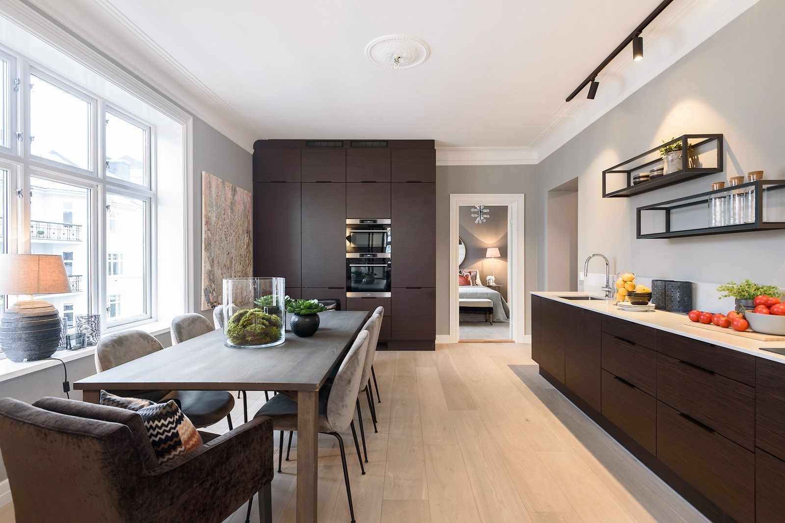 Stort og flott spisekjøkken med innredning fra HTH og med god plass til spisebord Galleribilde