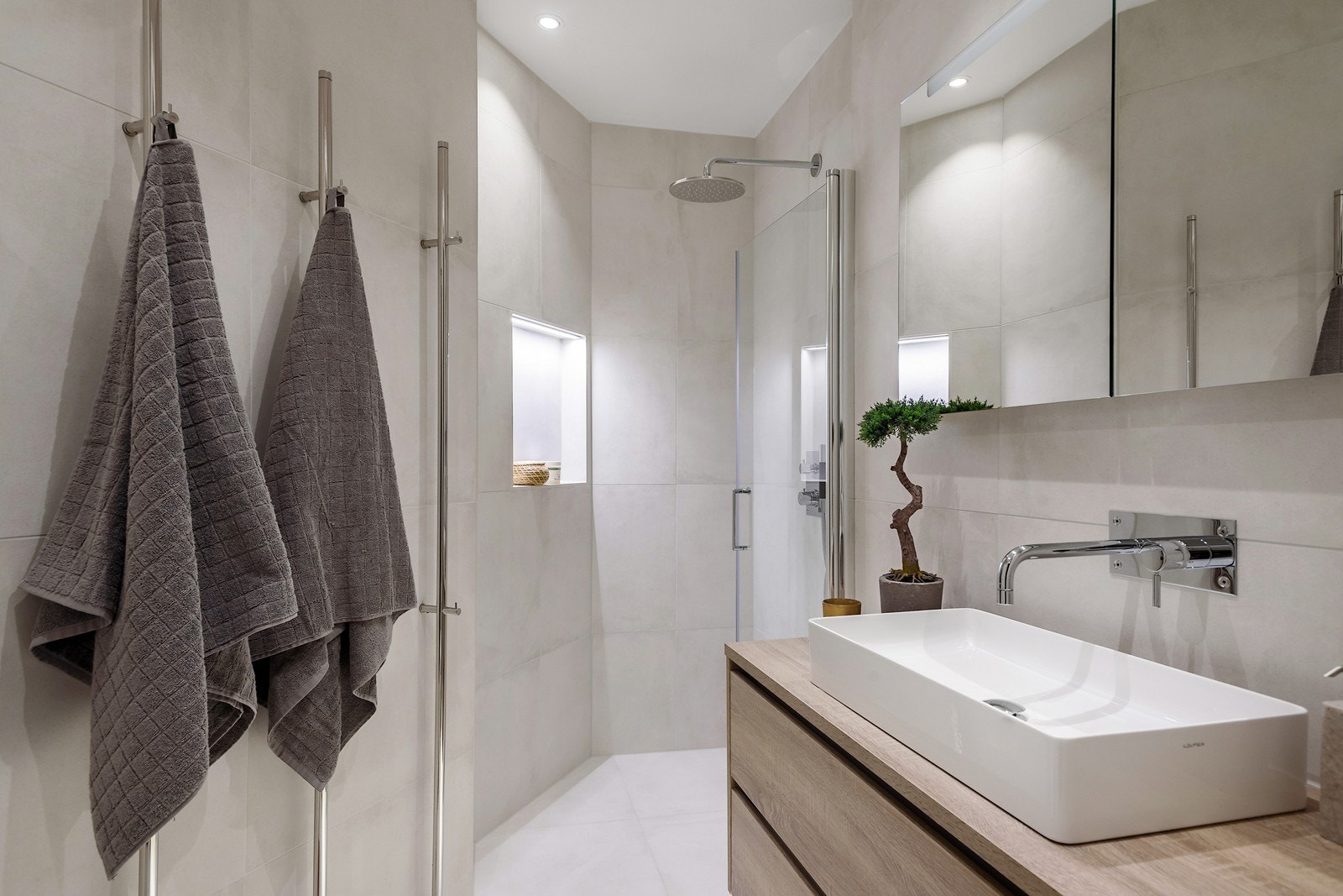 Lekkert baderom med skjult og eksklusiv armatur fra Tapwell. Rikelig med håndklevarmere Galleribilde