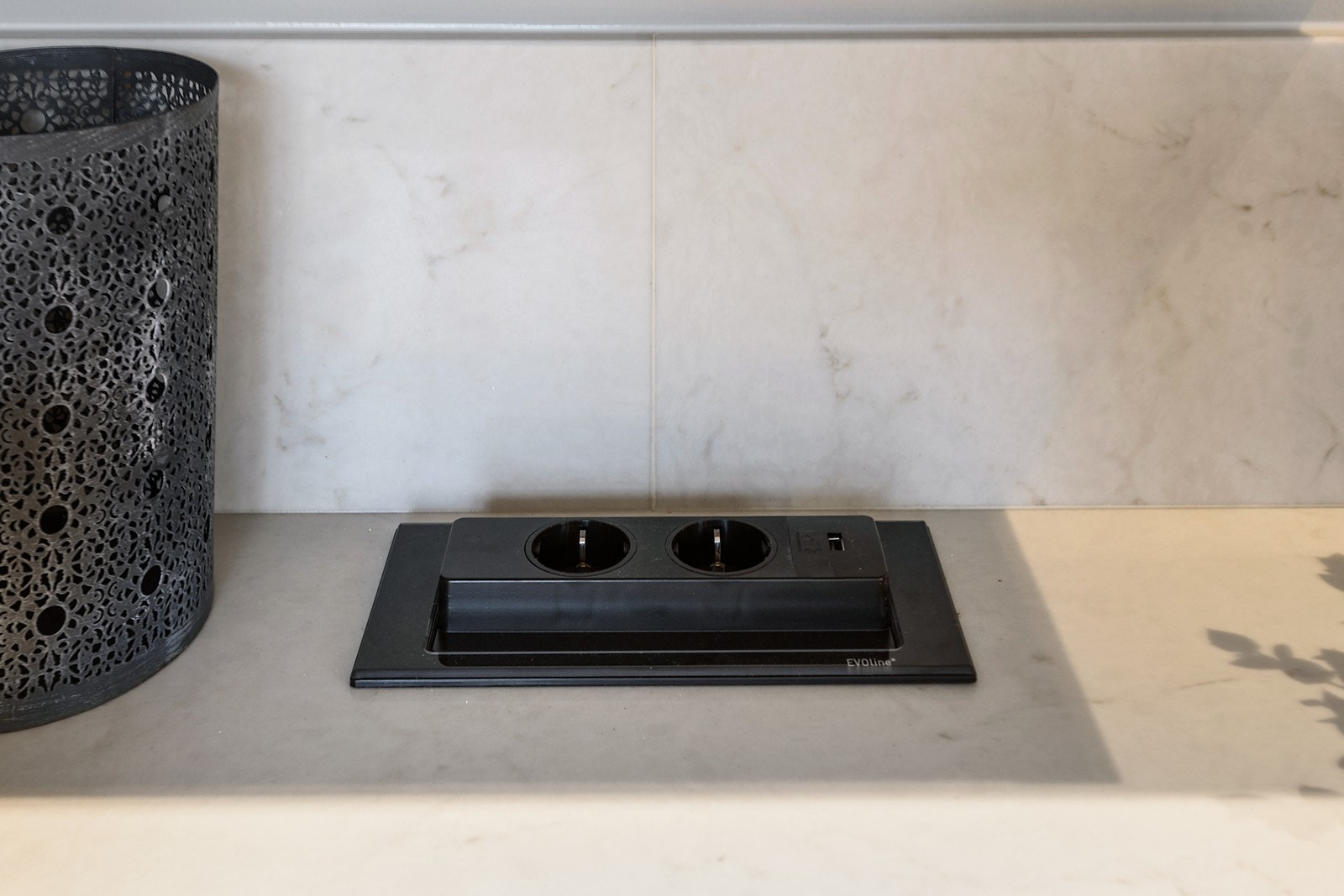 Praktisk stikk som kan skjules med ett klikk Galleribilde