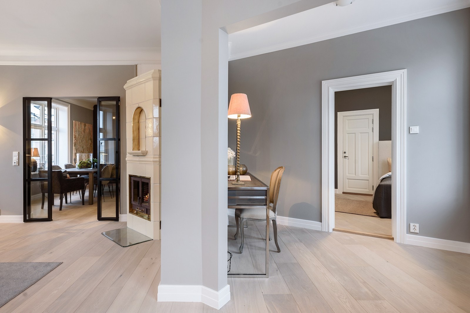 Det er lagt varmefolie under det pene eikegulvet. Kun i stue og kjøkken, ikke på kontor eller noen av soverommene. Galleribilde