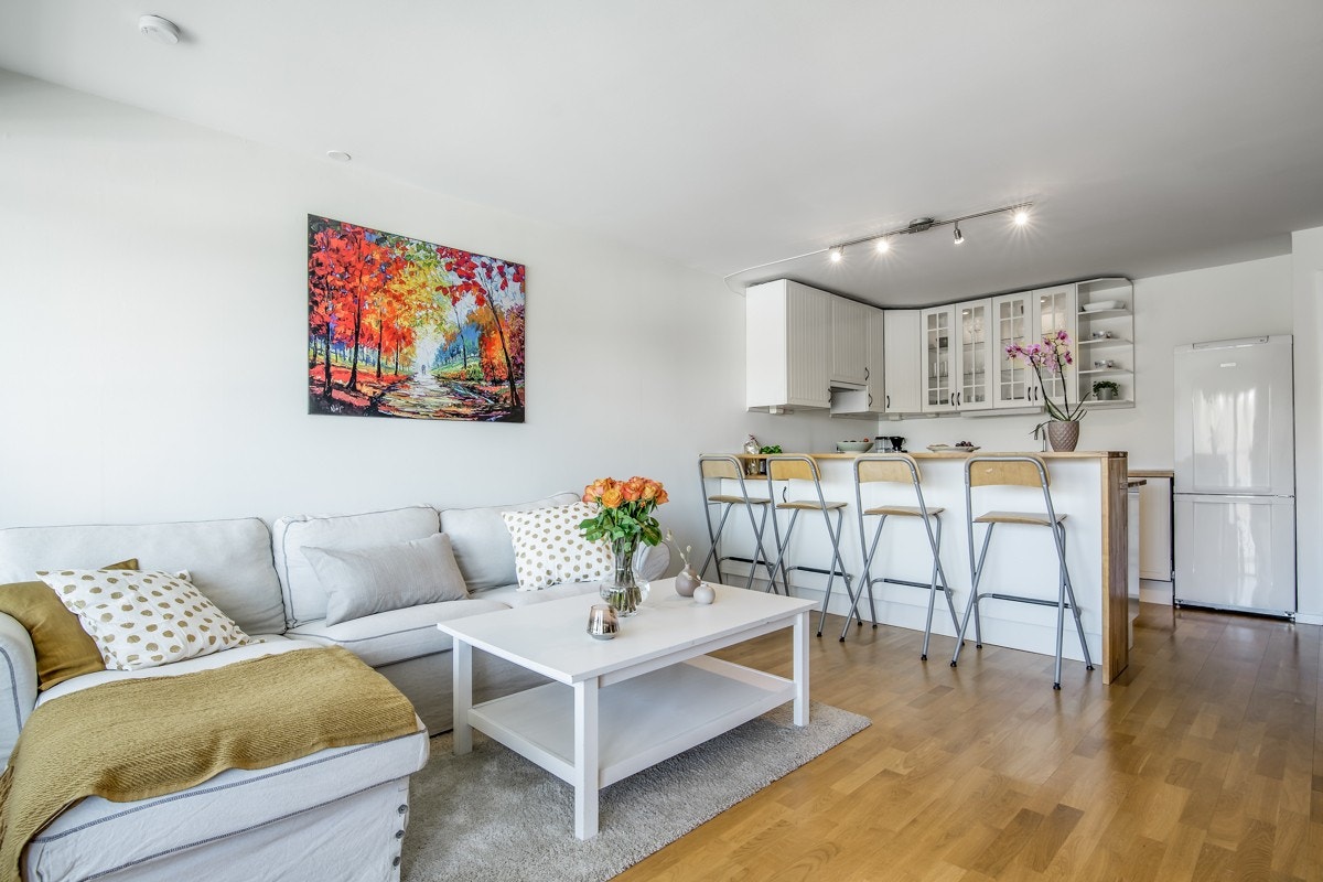 Lys og romslig stue med stor vindusflate. Galleribilde