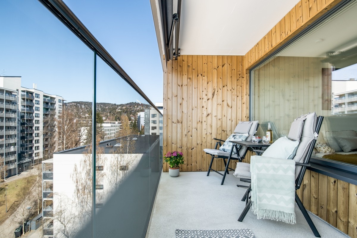 Adkomst fra stue til balkong på ca.7,5.m². Det er montert el-markise i front av balkongen. Galleribilde