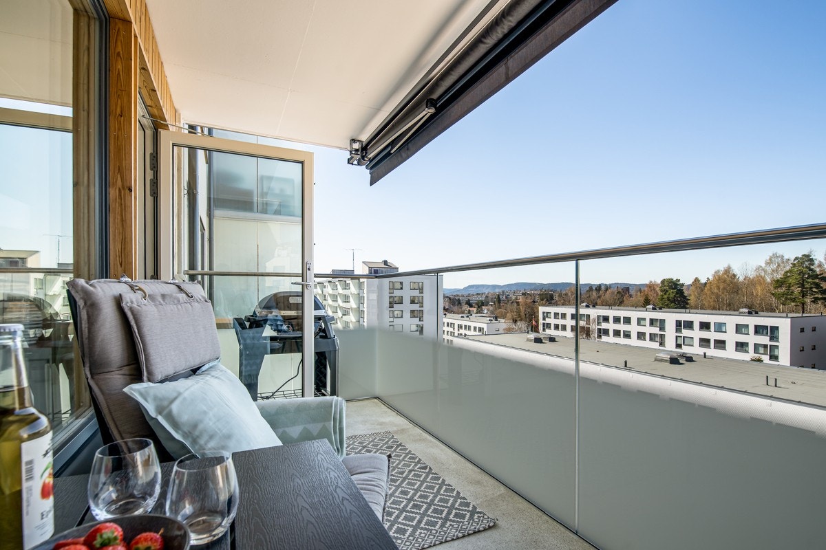 Romslig balkong med gode solforhold! Galleribilde