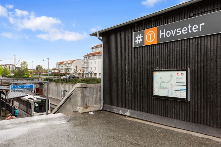 I nærområde er det gode muligheter til offentlig kommunikasjon via buss, T-bane og flybuss. Hovseter T-bane ligger ca. 6-7 minutter unna hvor linje 2 Østerås/Ellingsrudåsen tar deg til blant annet til Oslo Sentrum. Galleribilde