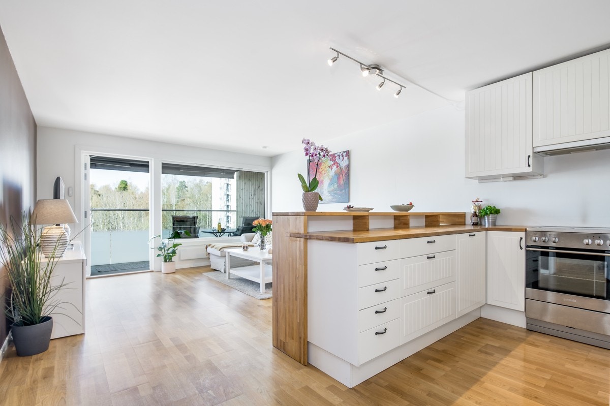 Integrerte hvitevarer med oppvaskmaskin. Ekstra benkeplate med sittegruppe. Galleribilde