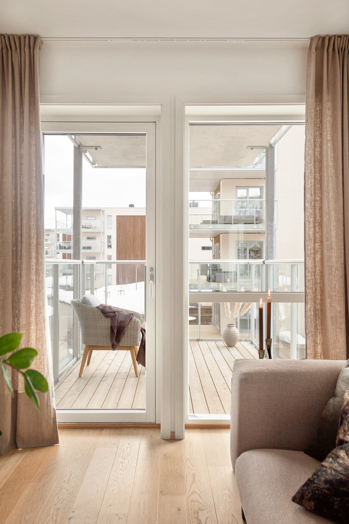 Fra stuen er det utgang til veranda som byr på svært gode solforhold!