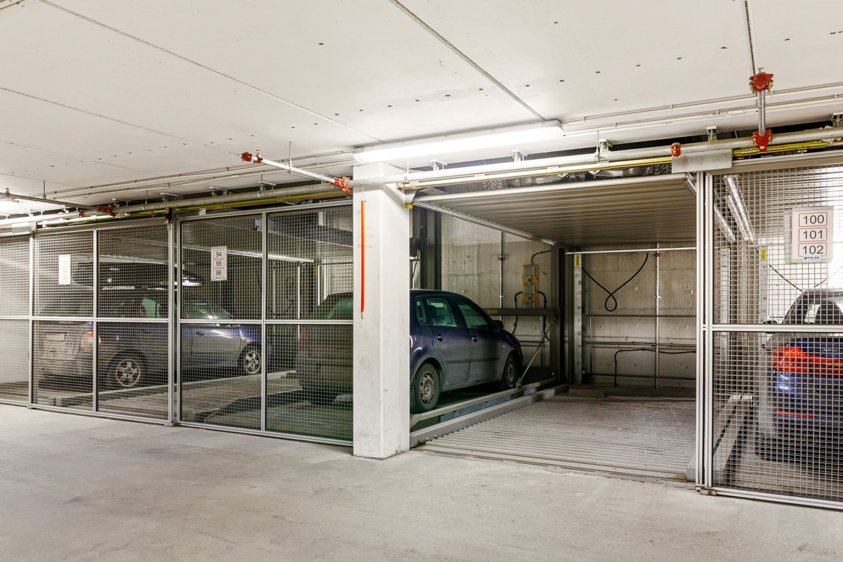 En parkeringsplass i felles garasjeanlegg. I tillegg følger det en sportsbod med leiligheten.
