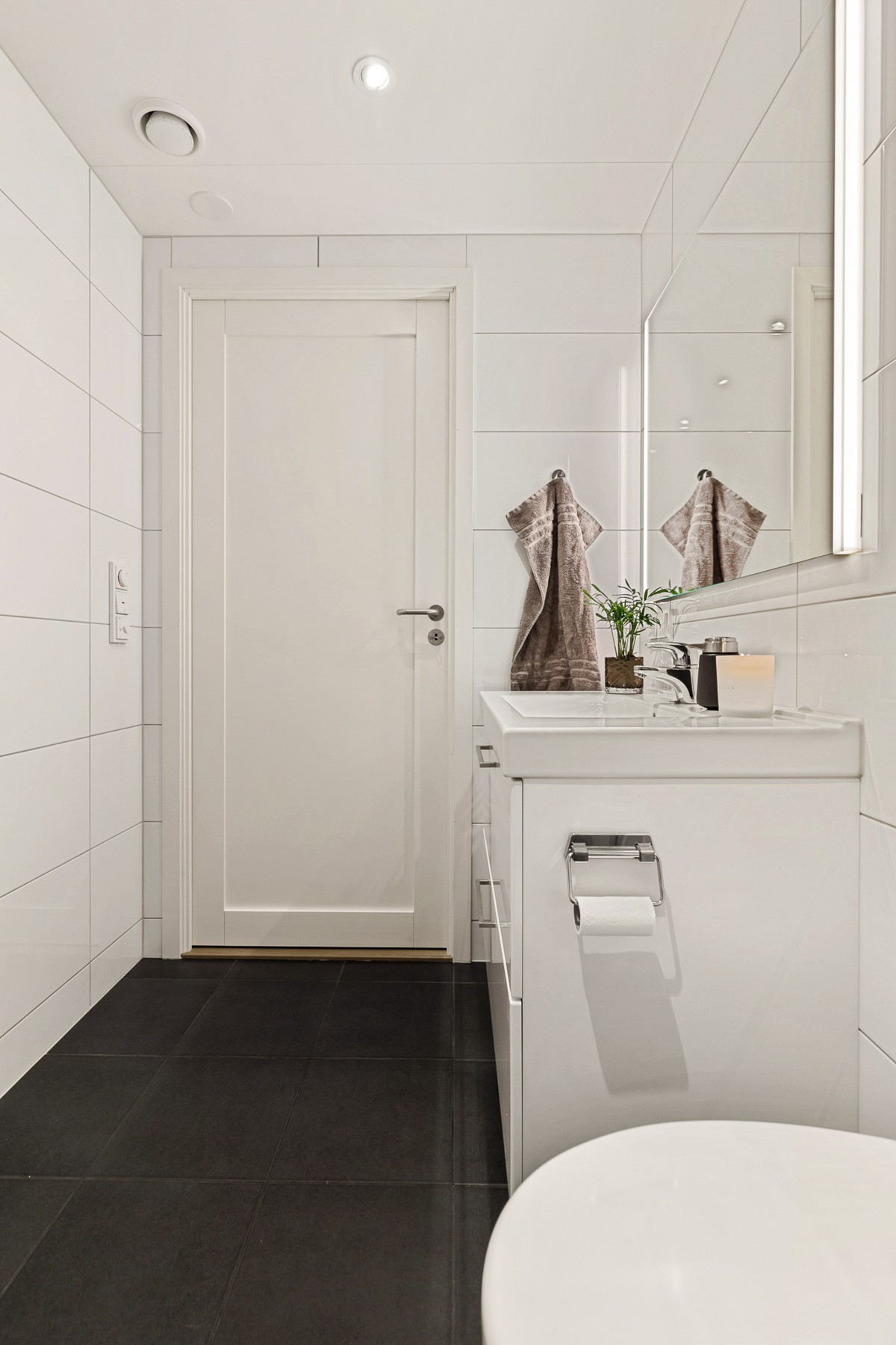 Downlights i tak gir badet et fint helhetsinntrykk.