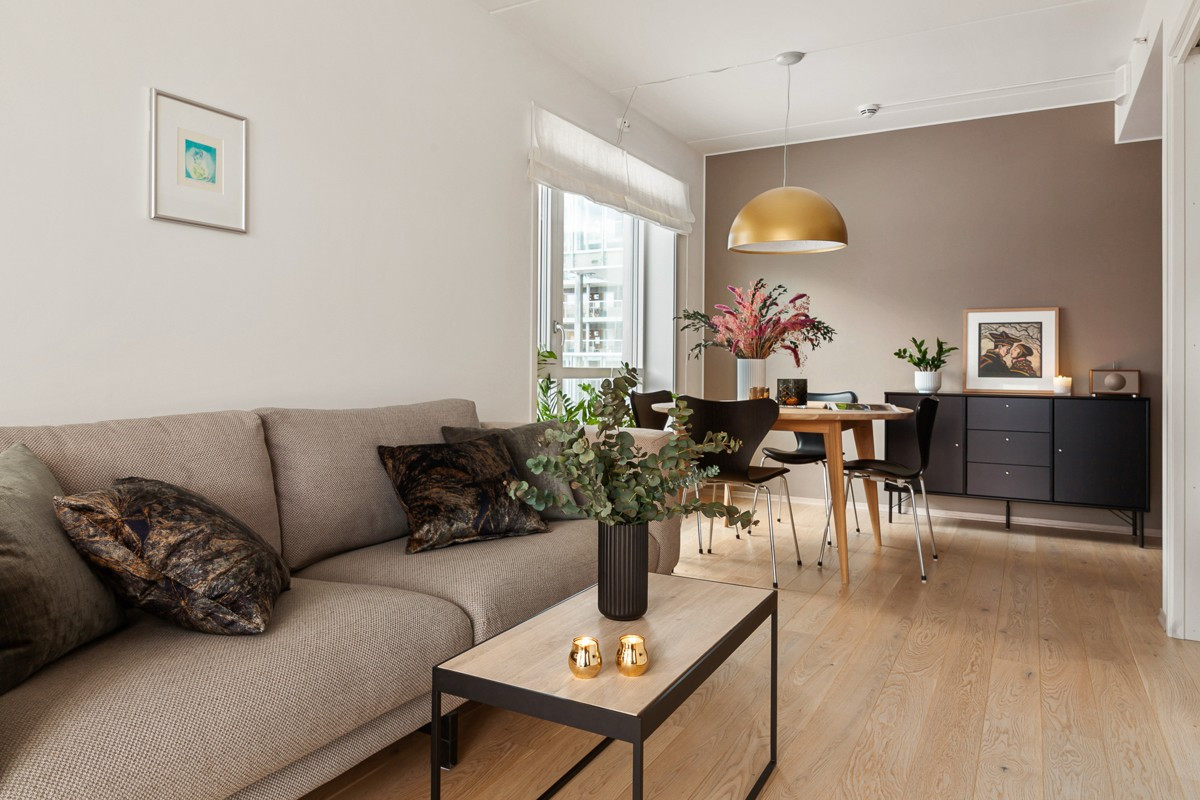 Leiligheten har naturlige soner for innredning av sofagruppe og spisebord.